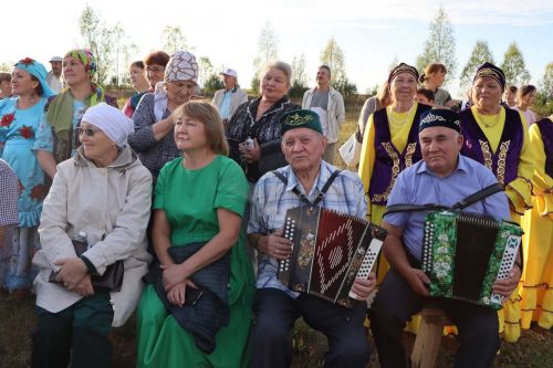 “Чәй суы башы” күл буе гармун моңнарына күмелде