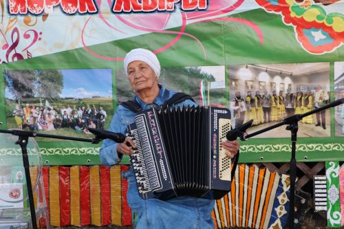 “Чәй суы башы” күл буе гармун моңнарына күмелде