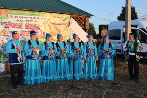 “Чәй суы башы” күл буе гармун моңнарына күмелде
