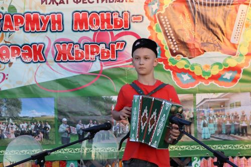 “Чәй суы башы” күл буе гармун моңнарына күмелде