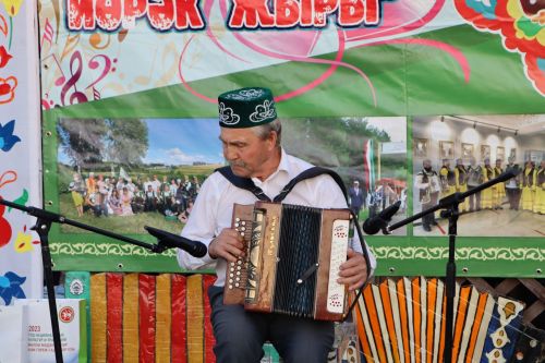 “Чәй суы башы” күл буе гармун моңнарына күмелде