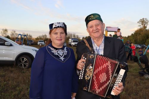 “Чәй суы башы” күл буе гармун моңнарына күмелде