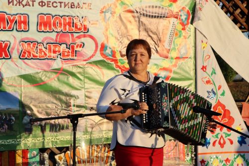 “Чәй суы башы” күл буе гармун моңнарына күмелде