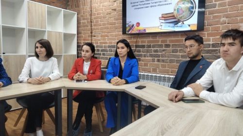 Апаста район башлыгы яшь белгечләр белән очраша