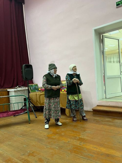 Әлмәндәр мәдәният йорты сәхнәсендә - җирле артистлар