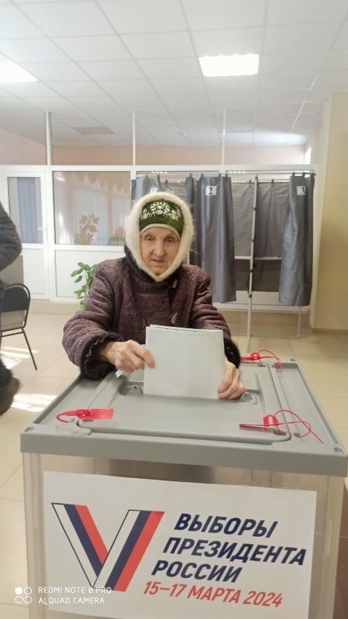 Урта Балтайдан иң өлкән сайлаучылар догаларын укый-укый, үз тавышларын бирделәр
