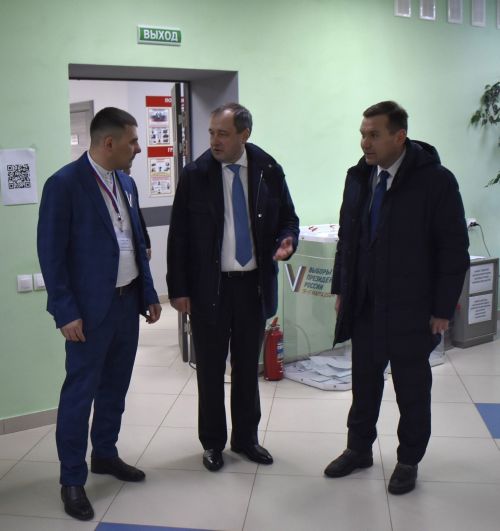 Район башлыгы Айрат Җиһаншин сайлау барышы белән таныша