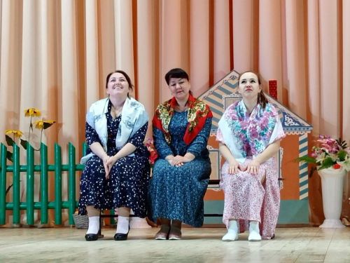 Каратун мәдәният йортында хатын-кызлар сәхнә гөрләткән