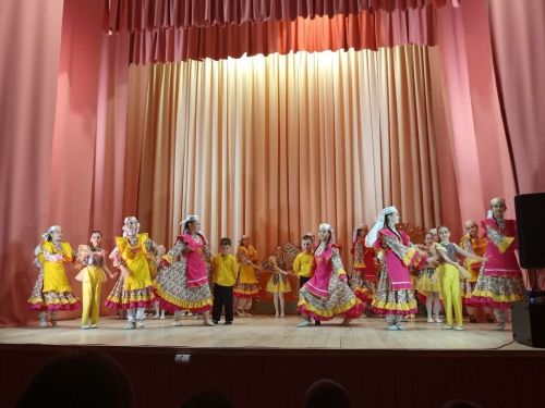 Каратун мәдәният йортында хатын-кызлар сәхнә гөрләткән