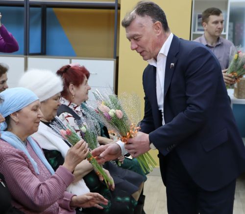 Россия Федерациясе Дәүләт Думасы депутаты Максим Топилин Апасның көмеш волонтерларына тегү машинасы бүләк итте