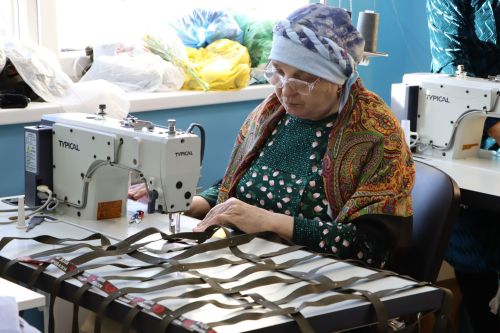 Россия Федерациясе Дәүләт Думасы депутаты Максим Топилин Апасның көмеш волонтерларына тегү машинасы бүләк итте