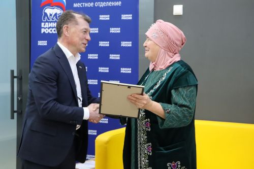 Россия Федерациясе Дәүләт Думасы депутаты Максим Топилин Апасның көмеш волонтерларына тегү машинасы бүләк итте