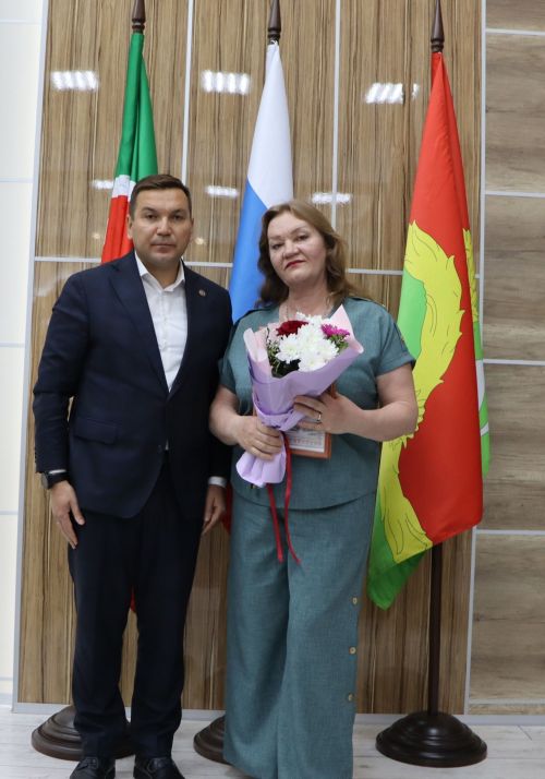 Апаста сайлау эшендә актив булган хезмәткәрләр хөрмәтләнде