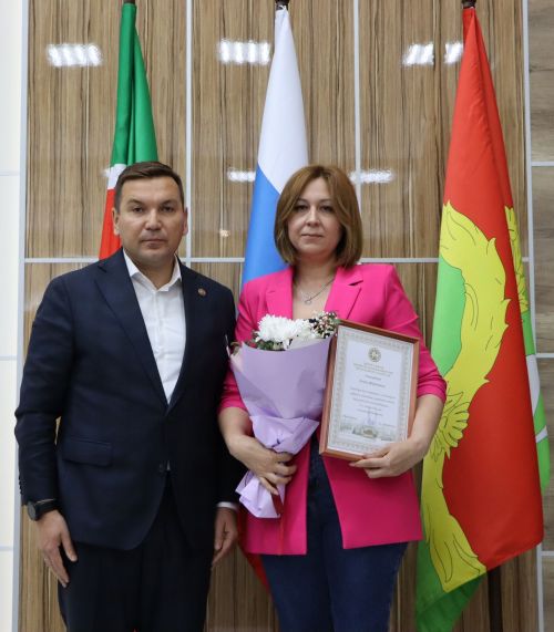 Апаста сайлау эшендә актив булган хезмәткәрләр хөрмәтләнде