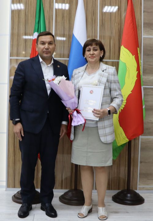 Апаста сайлау эшендә актив булган хезмәткәрләр хөрмәтләнде