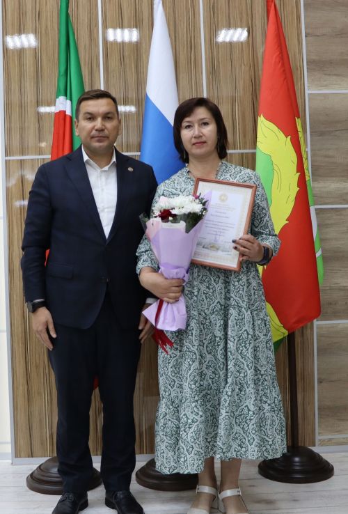 Апаста сайлау эшендә актив булган хезмәткәрләр хөрмәтләнде