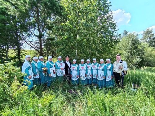 Апасның «Умырзая» ансамбле мәтрүшкә бәйрәме оештырды
