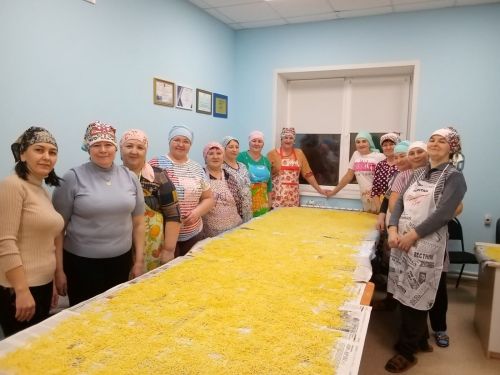 Кызыл Тауның уңган кызлары хәрбиләргә токмач кисте