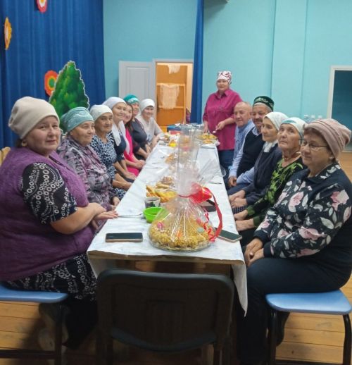 Олы Бакырчыда гармуннар уйнап, җырлашып утырганнар