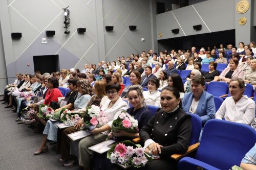 Апаста мөгаллимнәр һәм тәрбиячеләр һөнәри бәйрәмнәрен билгеләп үттеләр