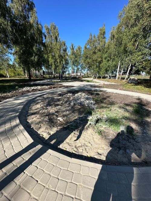 Продолжается благоустройство парка в Бишево