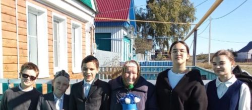 Ученики Бишевской школы поздравили ветеранов-педагогов с Днём пожилого человека и с Днем учителя!