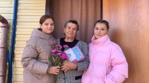 Ученики Бишевской школы поздравили ветеранов-педагогов с Днём пожилого человека и с Днем учителя!
