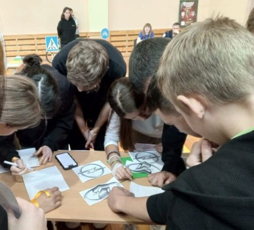 В Бишевской школе  с детьми пришкольного лагеря «Дружба» был организован квест «Дорога без опасности»