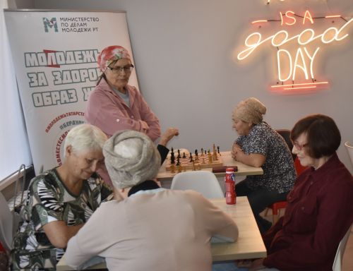Пожилые района соревновались в шашечно-шахматном турнире