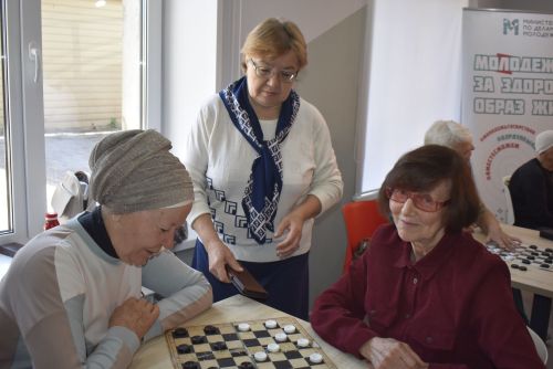 Пожилые района соревновались в шашечно-шахматном турнире