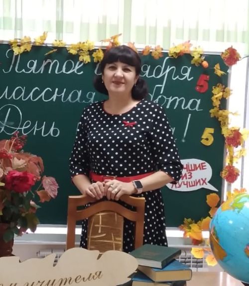 Апас  мәктәбенең татар теле һәм әдәбияты укытучысы Сафиуллина Энҗе Данис кызы - дәү әнисе һәм әнисе һөнәренең дәвамчысы