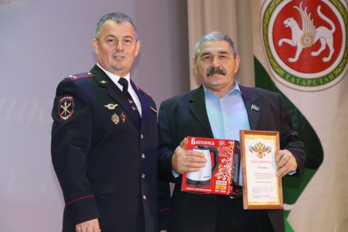 Апаста район эчке эшләр бүлеге хезмәткәрләрен хөрмәтләделәр