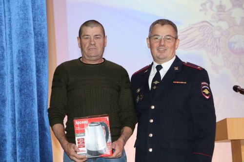 Апаста район эчке эшләр бүлеге хезмәткәрләрен хөрмәтләделәр