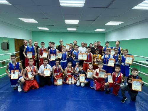 В зале бокса Апастовской спортивной школы, находящемся в Каратунской школе, прошел Открытый межрайонный турнир по боксу