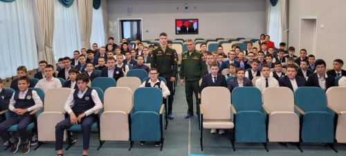 В гостях в Бишевской школе побывал бывший ученик Владимиров Родион курсант Михайловской военной артиллерийской академии города Санкт- Петербурга