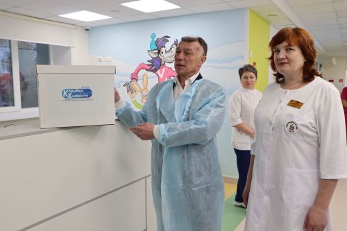 Россия Федерациясе Дәүләт Думасы депутаты Максим Топилин район хастаханәсендә дәваланучы нәниләр янында булды