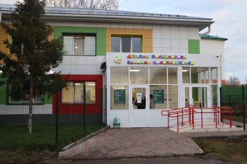 Россия Федерациясе Дәүләт Думасы депутаты Максим Топилин район хастаханәсендә дәваланучы нәниләр янында булды