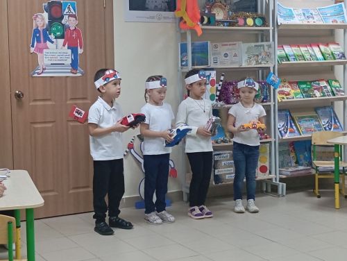 Иске Әнәле балалары юл кагыйдәләрен өйрәнә