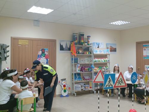 Иске Әнәле балалары юл кагыйдәләрен өйрәнә