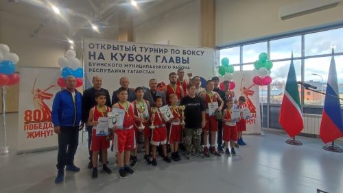 Апасның яшь боксчылары уңышлары белән сөендерә