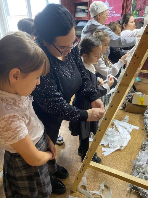 🌲 Акция «Новогодняя игрушка для участников СВО»: члены кружка «Умелые ручки» Табар-Черкийской школы дарят праздник защитникам
