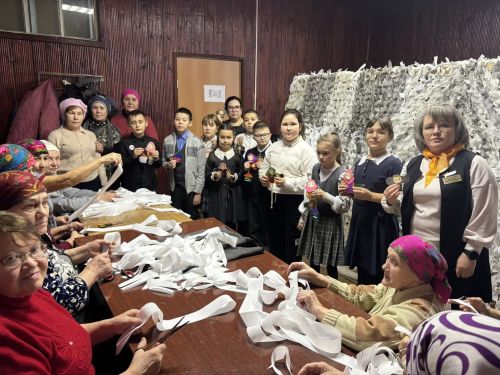 🌲 Акция «Новогодняя игрушка для участников СВО»: члены кружка «Умелые ручки» Табар-Черкийской школы дарят праздник защитникам