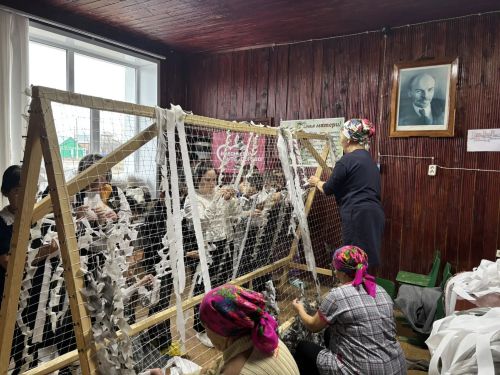 🌲 Акция «Новогодняя игрушка для участников СВО»: члены кружка «Умелые ручки» Табар-Черкийской школы дарят праздник защитникам