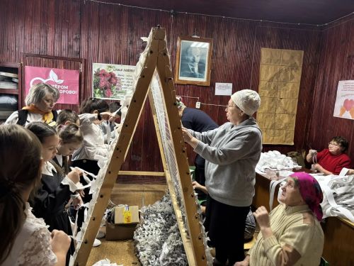 🌲 Акция «Новогодняя игрушка для участников СВО»: члены кружка «Умелые ручки» Табар-Черкийской школы дарят праздник защитникам