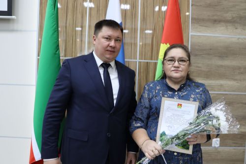 Яңа ел бәйрәмнәре уңаеннан, район башлыгы Айрат Җиһаншин авыл җирлеге хезмәткәрләре белән очрашты
