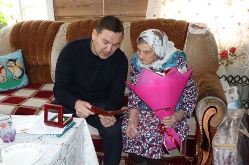 Халисә әби Гатауллина “Мактаулы остаз” күкрәк билгесе белән бүләкләнде