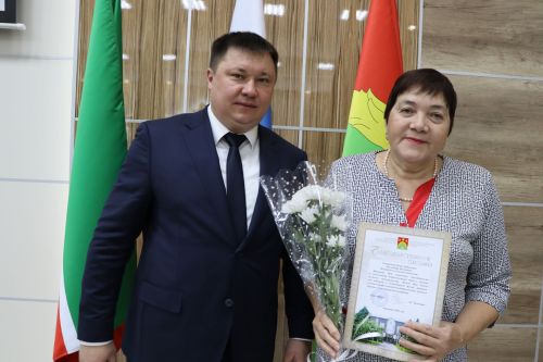 Яңа ел бәйрәмнәре уңаеннан, район башлыгы Айрат Җиһаншин авыл җирлеге хезмәткәрләре белән очрашты