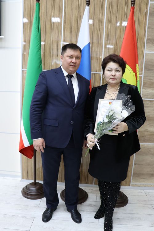 Яңа ел бәйрәмнәре уңаеннан, район башлыгы Айрат Җиһаншин авыл җирлеге хезмәткәрләре белән очрашты
