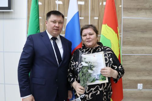 Яңа ел бәйрәмнәре уңаеннан, район башлыгы Айрат Җиһаншин авыл җирлеге хезмәткәрләре белән очрашты
