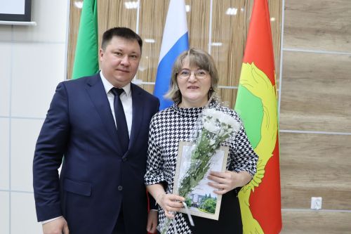Яңа ел бәйрәмнәре уңаеннан, район башлыгы Айрат Җиһаншин авыл җирлеге хезмәткәрләре белән очрашты